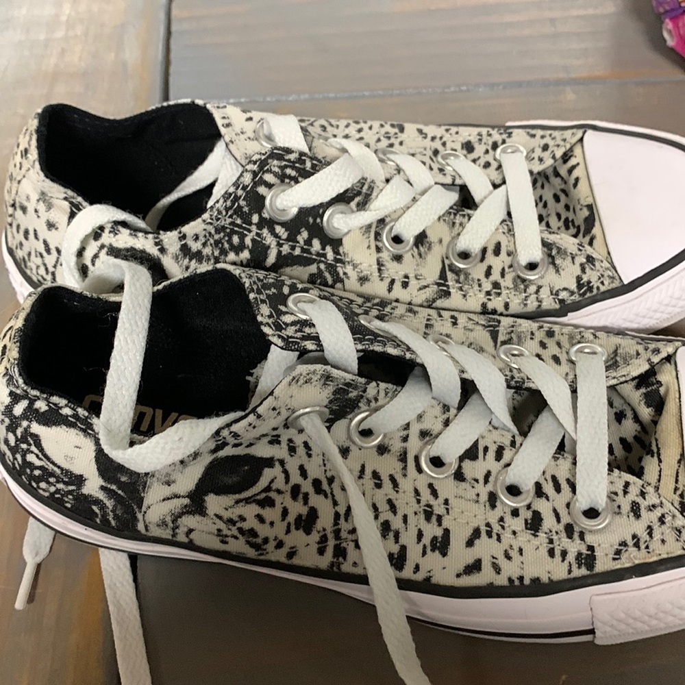 Ladies size 6 converse
